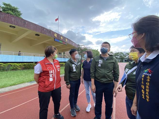 民进党台中市长参选人蔡其昌17日偕立委何欣纯、市议员蔡耀颉、张玉嬿等人到太平运动场会勘。（冯惠宜摄）
