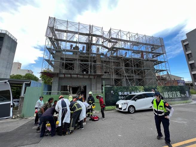 竹南镇南宝街一处建筑工地16日下午发生工安意外，1名彭姓工人遭钢筋刺穿大腿。（读者提供／谢明俊苗栗传真）