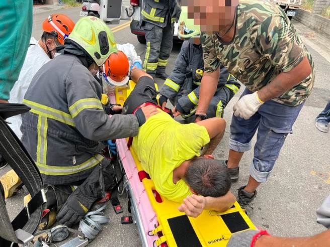 竹南镇南宝街一处建筑工地16日下午发生工安意外，1名彭姓工人遭钢筋刺穿大腿送医急救后无碍。（读者提供／谢明俊苗栗传真）