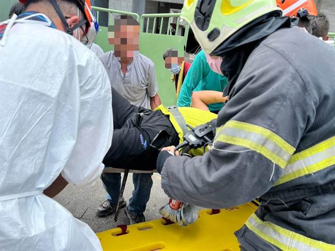 竹南镇南宝街一处建筑工地16日下午发生工安意外，1名彭姓工人遭钢筋刺穿大腿。（读者提供／谢明俊苗栗传真）