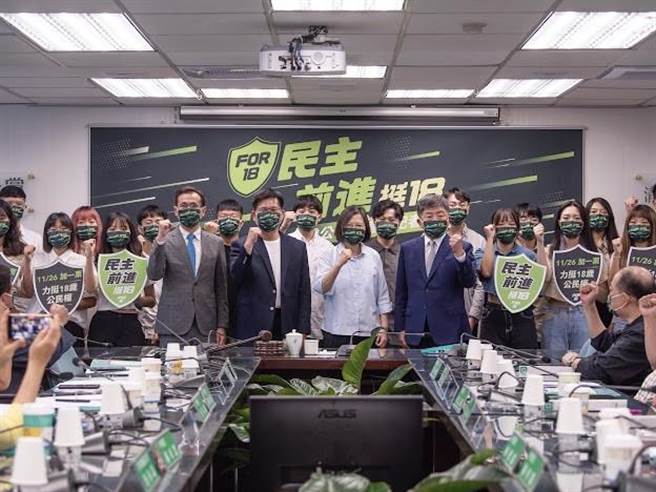 支持18岁公民权  林佳龙：ㄧ起跨过965万票  陈时中：年轻人大声说 有耳也有喙。民进党提供
