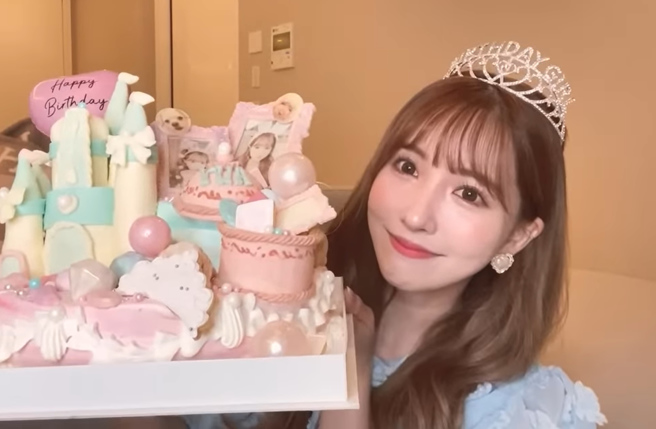 三上悠亚特地在YT频道开直播，跟粉丝一同迎接生日到来。(翻摄自ゆあちゃんねる！三上悠亜オフィシャルYoutube频道)

