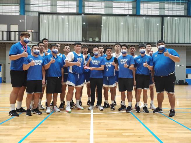 中华篮协陈立宗副理事长今日前往晧宇国际庄敬馆为正在集训中的U18中华男篮队加油打气。
