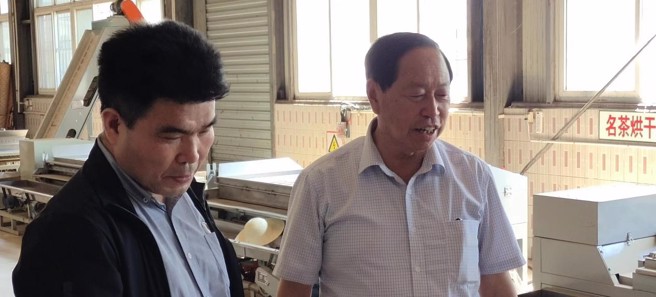 届龄65岁的吴培元(右)念兹在兹当地茶农的生计，从村长时就始终如一。（图／方伟光）