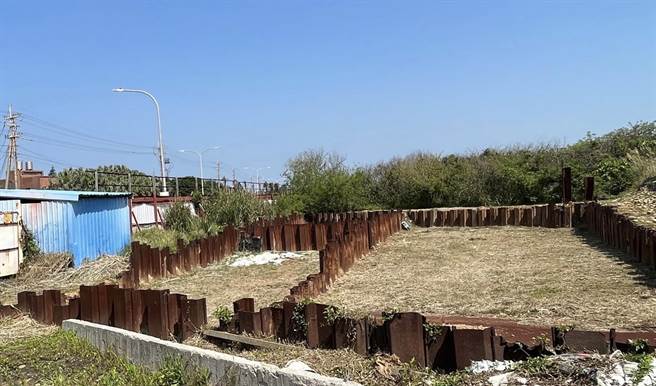 桃园市新屋区台15线53.5K处昔遭盗油污染附近农地，中油负起企业责任协助整治工作，将如期在2026年1月完成。（民眾提供／蔡明亘桃园传真）