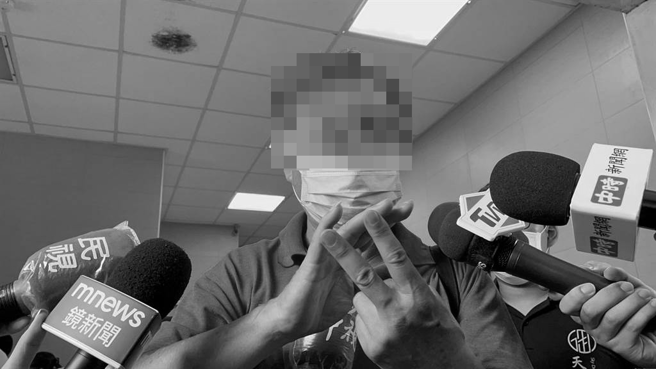 八里冰尸案震惊社会，66岁男子将离世母亲遗体直立冰在冰箱内，男子今受访表示，他真的没有钱，钱都花在母亲治疗费用上，因为台湾部分单位太官僚没有给予协助，他才将冰箱当作墓冢，但初一、十五都有放生果祭拜母亲。（蔡雯如摄）