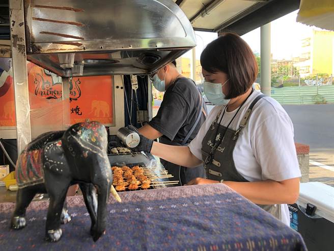 来自彰化员林「泰串」行动摊车创办人李其，用泰国籍母亲的家乡料理发展行动摊车创业，勇敢追梦，获邀彰化家扶「20职人掘梦町」到彰化二林与家扶儿座谈。(家扶提供／吴建辉彰化传真)