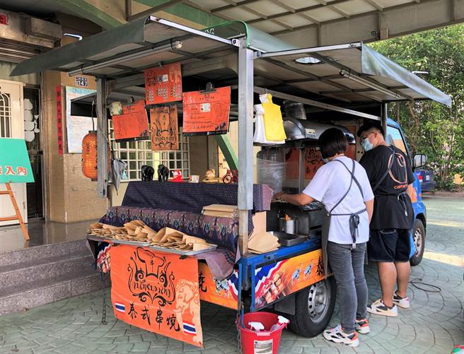 李其也特别将烧烤车开到二林，请所有家扶儿吃美味的烧烤。(家扶提供／吴建辉彰化传真)