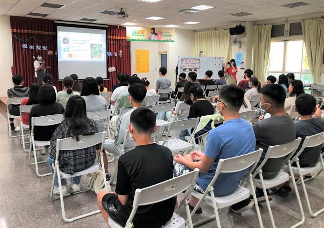 彰化家扶中心为了开展二林、埤头、芳苑、大城、竹塘地区受助少年职场探索与规划，特别举办「20职人掘梦町」，找来年轻创业家与家扶儿分享创业歷程。(家扶提供／吴建辉彰化传真)