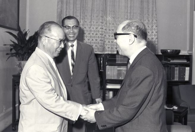 本案主要证人之一铃木源吾，于1968年以日银监事的身分来台北拜会时任中华民国行政院长的严家淦先生（图：文化部国家文化记忆库网站，作者炳文提供）