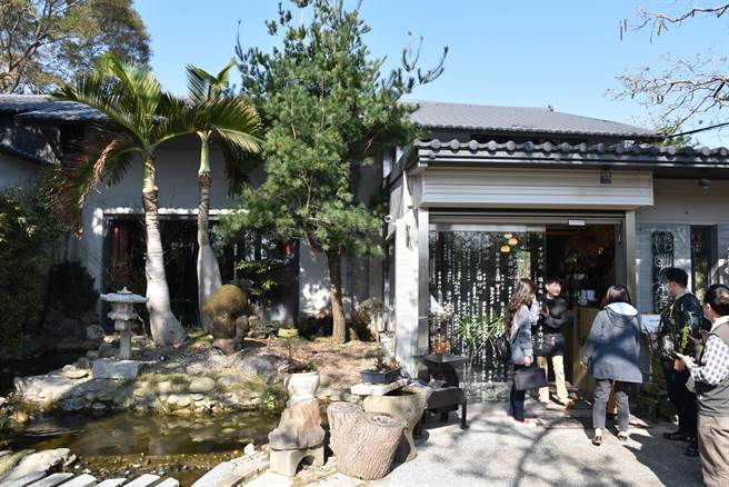 头份市怡明茶园获得农委评鑑为5星级制茶厂。（谢明俊摄）