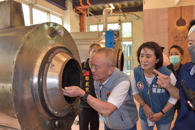 苗栗县长徐耀昌等17日扮演一日茶师制作东方美人茶，试闻烘焙茶菁气味。（谢明俊摄）