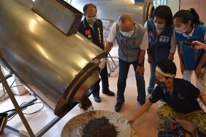 苗栗县长徐耀昌等17日扮演一日茶师制作东方美人茶，炒制茶菁完成。（谢明俊摄）