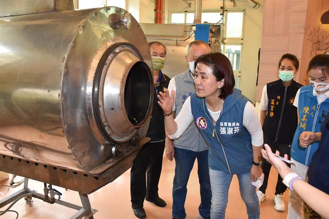 苗栗县议员张淑芬试闻炒制完成的茶菁香气怡人。（谢明俊摄）