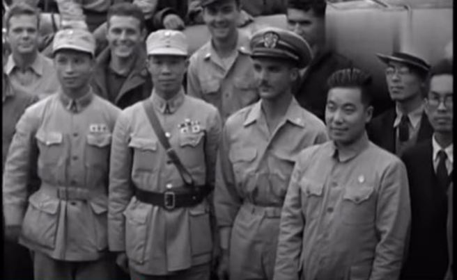 郑南渭是来台接收的第一批官员。而后，除短暂回到上海老家外，1949年，他又回到台湾。上图是他来台不久后，于1945年9月17日在基隆和70军军官以及美国海军军官的合影（右一着中山装者）。当天70军由美舰运到台湾。郑南渭除作为翻译外，大概也代表他的上司葛敬恩在码头欢迎他们。（图：美军纪录片截图，作者炳文提供）