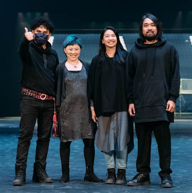 金曲歌王桑布伊和作曲家林桂如、导演陈彦斌、编舞家董怡芬合作，以打击乐、舞蹈、影像等当代剧场元素，重新诠释卑南古调，打造作品《永晴之许》，带领观眾从远古走进当代，并祈祷永远晴天。（台北表演艺术中心提供）