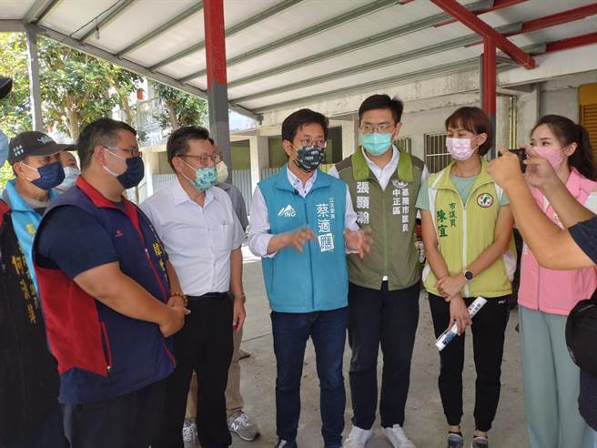立法委員蔡適應（右四）17日下午赴信義區視察美的世界蓄水池進水狀況，並表示晚間經濟部長王美花將會至水公司一區處，協調水資源調配。（張志康攝）