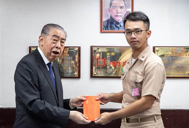 李棟樑致贈基隆各海軍單位慰問金。（軍聞社提供）
