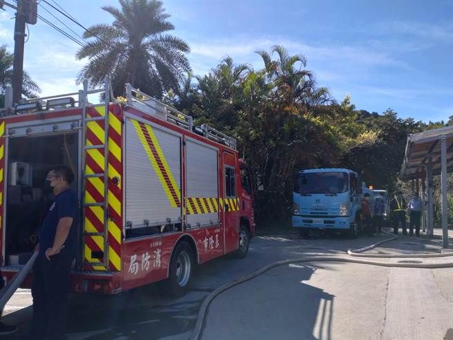 經市議員協調消防局協助，透過消防水車加壓，利用消防水帶將自來水輸至社區蓄水池。（張志康攝）