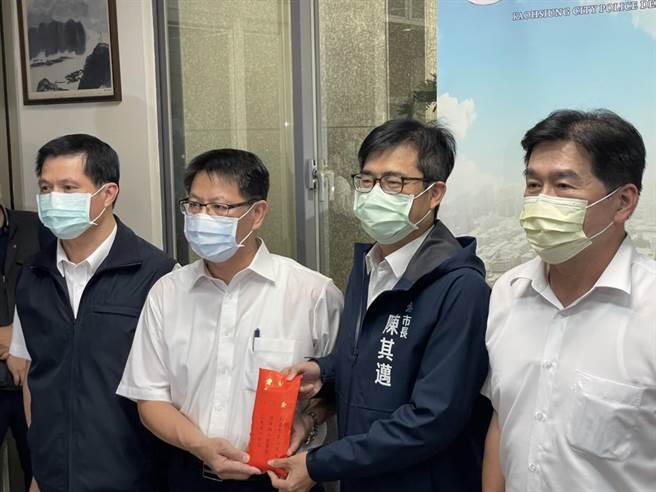 高雄市長陳其邁特別到高市警三民一分局慰問員警，並強調高雄不容許任何暴力犯罪。（洪浩軒攝）