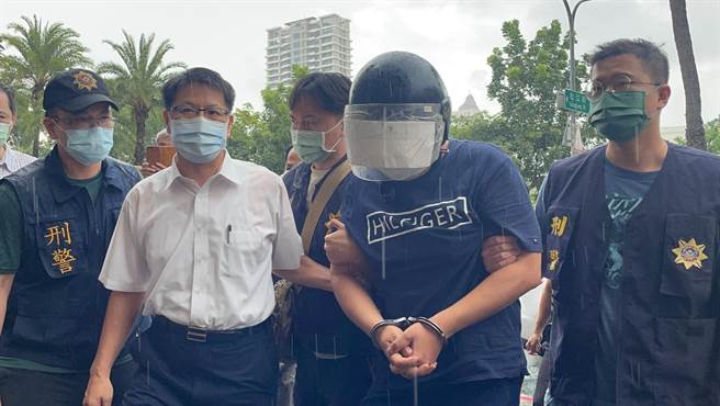 朱嫌被带回分局时不发一语。（洪靖宜摄）