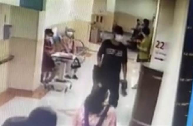 朱嫌到耳鼻喉科候诊区。（翻摄照片／高雄洪靖宜传真）