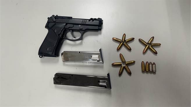 警方于他身上查获1把枪和19颗子弹。（翻摄照片／高雄洪靖宜传真）