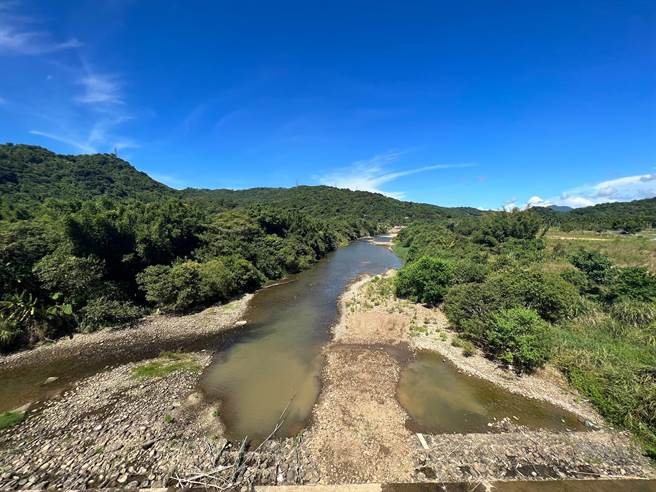 东北角多日高温未雨，双溪溪也出现乾涸情形，大部分水流无法顺利往下流。（陈彩玲摄）