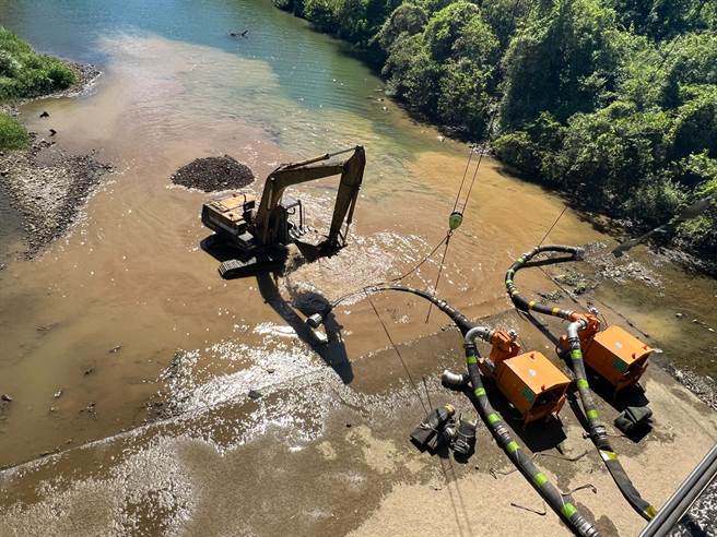 东北角多日高温未雨，双溪溪也出现乾涸情形，大部分水流无法顺利往下流，自来水公司紧急派挖土机清理河道。（陈彩玲摄）