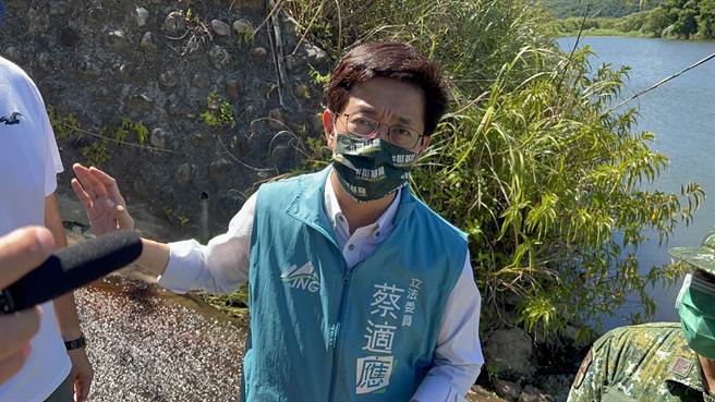 立委蔡适应协调国防部陆军六军团，调派桃园八德五三工兵群，以及净水车到贡寮净水场。（陈彩玲摄）