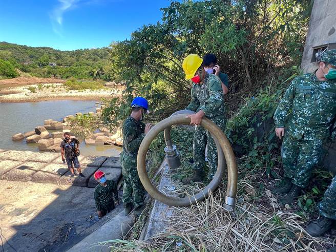 立委蔡适应协调国防部陆军六军团，调派桃园八德五三工兵群，以及净水车到贡寮净水场。（陈彩玲摄）