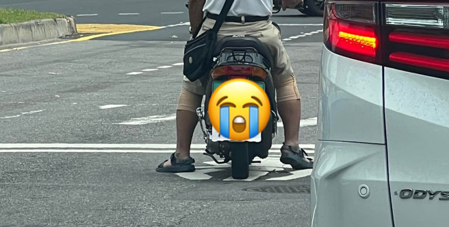 有網友在路上看到「哭哭車牌」，忍不住拍下來和大家分享。（取自FB社團《路上觀察學院》）