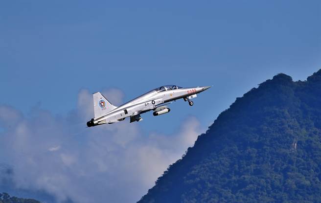 全機銀色塗裝，有「銀老虎」暱稱的F5戰機，攜掛火箭彈升空，執行聯合演訓。（莊哲權攝）