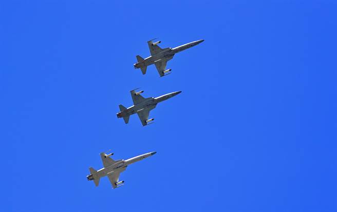 3架F5戰機攜掛火箭彈執行聯合演訓後，列隊返回志航基地。（莊哲權攝）