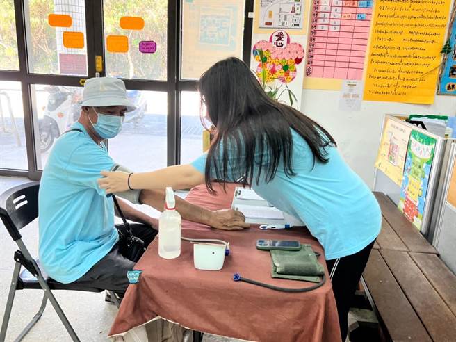 为创造青年就业，台东县政府原民处遴选6名国立台东大学高龄健康与照护管理原住民专班应届毕业生到文化健康站服务。（台东县府提供／蔡旻妤台东传真）  