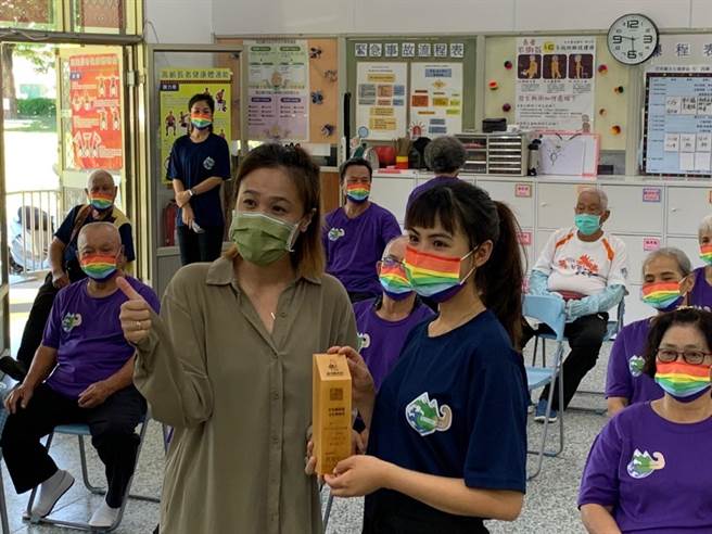 为创造青年就业，台东县政府原民处遴选6名国立台东大学高龄健康与照护管理原住民专班应届毕业生到文化健康站服务。（台东县府提供／蔡旻妤台东传真）