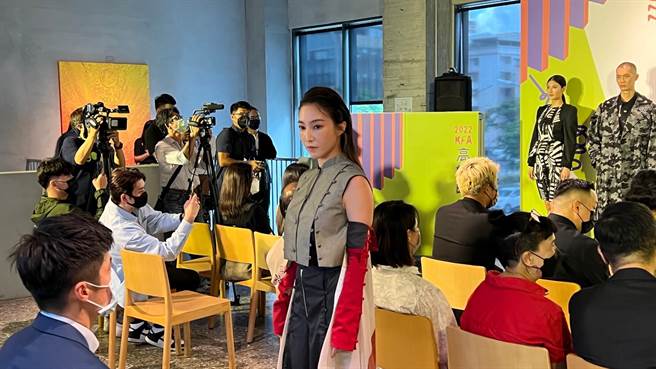 首度受邀走秀的张家玮表现不亚于专业麻豆，气场也不输人，但她笑说其实很紧长「手很抖」，专业表现也被主持人夸讚。（柯宗纬摄）