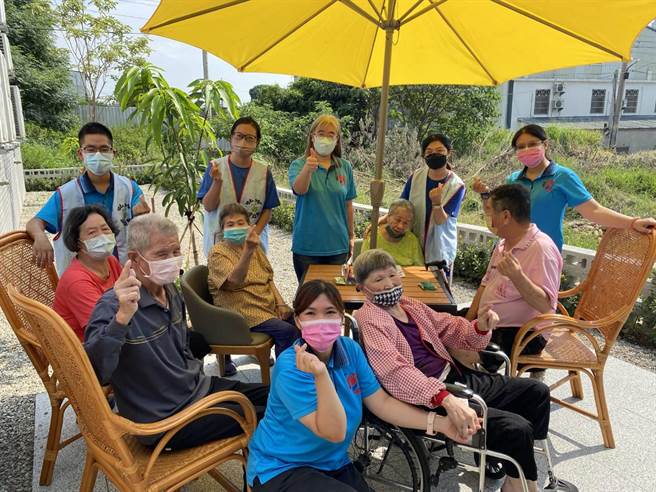 台中市衛生局積極打造「富市台中新好長照」，台中龍井小規模多機能照顧中心伴演地方照顧長輩的好夥伴，照服員細心帶著爺爺奶奶透過團康活動活化。（馮惠宜攝）