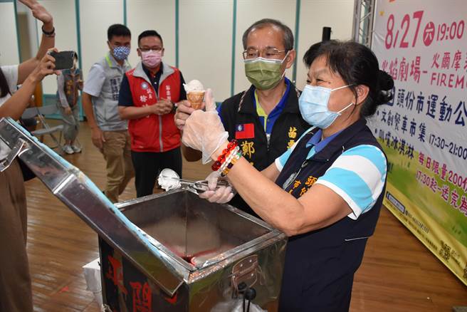 头份市公所将举办「头份ALL夜  开心艺夏」市长罗雪珠要请大家叭噗冰淇淋。（谢明俊摄）
