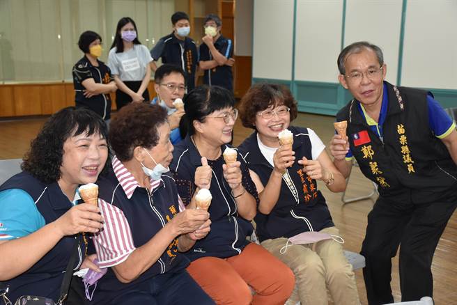 头份市公所将举办「头份ALL夜  开心艺夏」，县议员郑聚然与多名女里长试吃叭噗冰淇淋。（谢明俊摄）