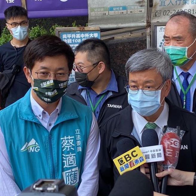 民进党基隆市长参选人蔡适应参加基隆市小英之友会志工联谊餐会，获得前副总统陈建仁大力推荐。（取自蔡适应脸书）