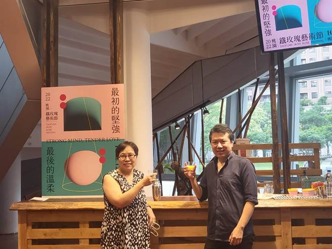 举办11年的桃园桃园铁玫瑰艺术节，自2018年起由耿一伟（右）担任策展人，今年以「最初的坚强，最后的温柔」为主题策展，展现多元剧场作品，今日记者会上也宣布，下一届策展人将由前国家两厅院艺术总监李惠美（左）接棒。（李欣恬摄）