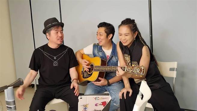 黄国伦（左）将艾成视为亲弟。（资料照片）