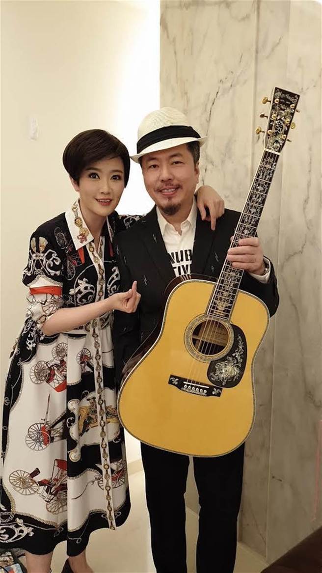 寇乃馨（左）、黄国伦夫妻无法相信艾成离世。（资料照片）