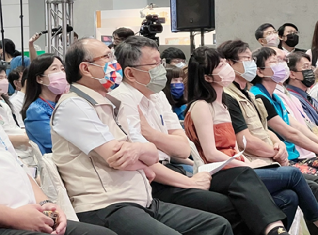 立委高嘉瑜(左3)为博览会，争取补助经费，今日出席2022臺北市教育博览会开幕式，以行动支持教育。(摄影/王雅芬)