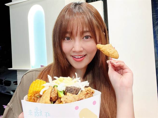 咸酥鸡女神张文绮邀请全国民眾来高雄大远百参加27、28日全国咸酥鸡嘉年华活动。（高市观光局提供／柯宗纬高雄传真）