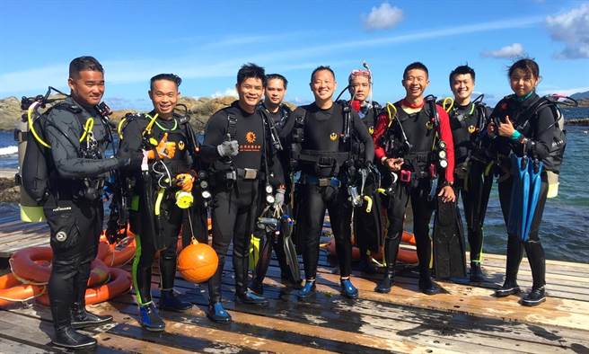 透过龙洞湾海洋公园教练尹相文（左一）长期指导新北秀峰特搜队的经验所拟定之培训计画，使日月光环保潜水队能更安全的执行每一次任务。（财团法人日月光环保永续基金会提供）