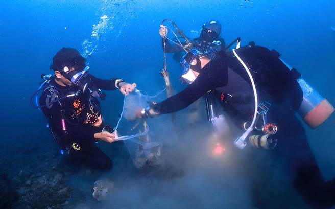 东北角、绿岛、小琉球三地每月定期举办净海活动，清除缠绕于珊瑚、礁石上的渔网、渔线等海洋渔业垃圾。（财团法人日月光环保永续基金会提供）