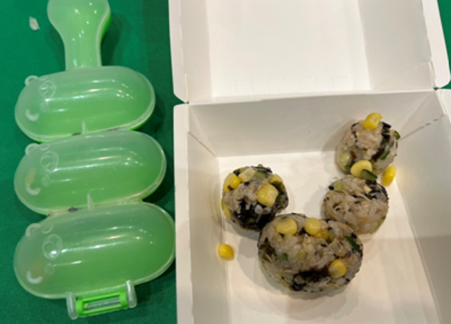 透过工具与游戏制作降肉饭糰，手摇晃后会变成圆型达到降肉的功效。(摄影/王雅芬)