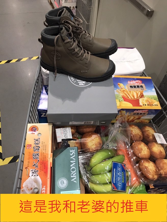 一名网友分享老婆买了除了必买物品以外，还走马看花拿了许多东西，花了1小时才完成採买。（翻摄自Costco好市多 商品经验老实说脸书）